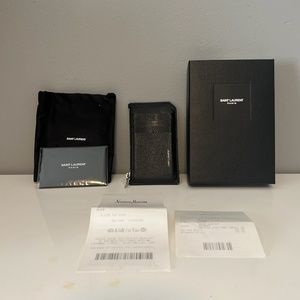 SAINT LAURENT PARIS FRAGMENTS ZIPPED CARD CASE IN GRAINED LEATHER